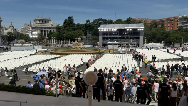 Plaza de Cibeles de Madrid preparada para la celebración del Papa León XIV, con la fuente y las gradas de público
