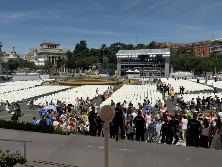 Plaza de Cibeles de Madrid preparada para la celebración del Papa León XIV, con la fuente y las gradas de público