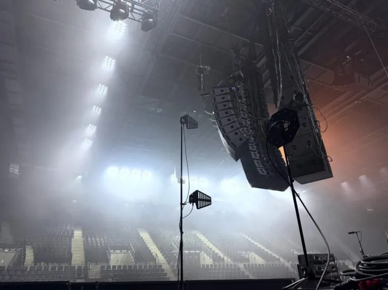 Vanessa Paradis confía en Sennheiser Spectera para su gira de 2026 4 Sistema de refuerzo sonoro colgado en un recinto durante un concierto de la gira