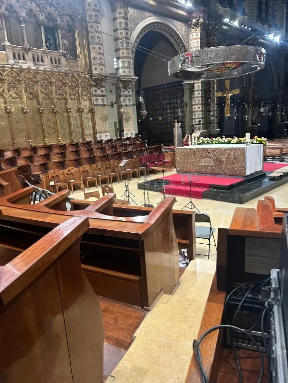 De Cibeles a Canarias: el despliegue audiovisual de la visita del Papa León XIV a España 3 Interior del Monasterio de Montserrat preparado con microfonía para la visita del Papa León XIV