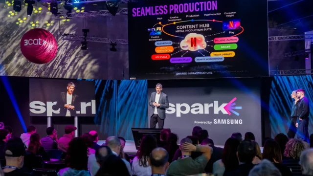 Ponencia en el escenario de Spark ante el público durante ISE 2026 en Fira de Barcelona