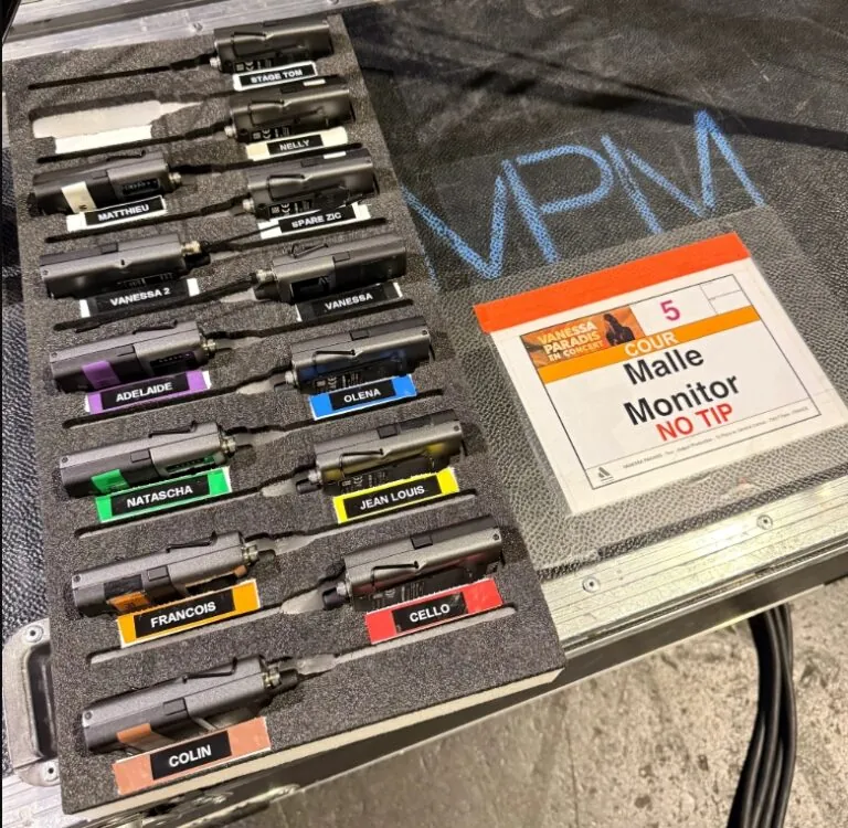Vanessa Paradis confía en Sennheiser Spectera para su gira de 2026 3 Transmisores de petaca Sennheiser SEK etiquetados en el rack de monitores de la gira