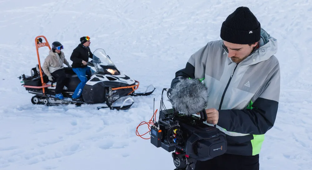 Producción inmersiva en alta montaña: Altitude101 rueda «KICK» con la Blackmagic URSA Cine Immersive 4 Técnico transporta una cámara Blackmagic URSA Cine Immersive junto a una moto de nieve durante la preproducción de «KICK» en los Alpes franceses