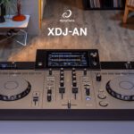 AlphaTheta XDJ-AN, sistema DJ todo en uno de dos canales visto en ángulo