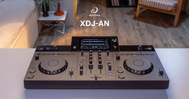 AlphaTheta XDJ-AN, sistema DJ todo en uno de dos canales visto en ángulo