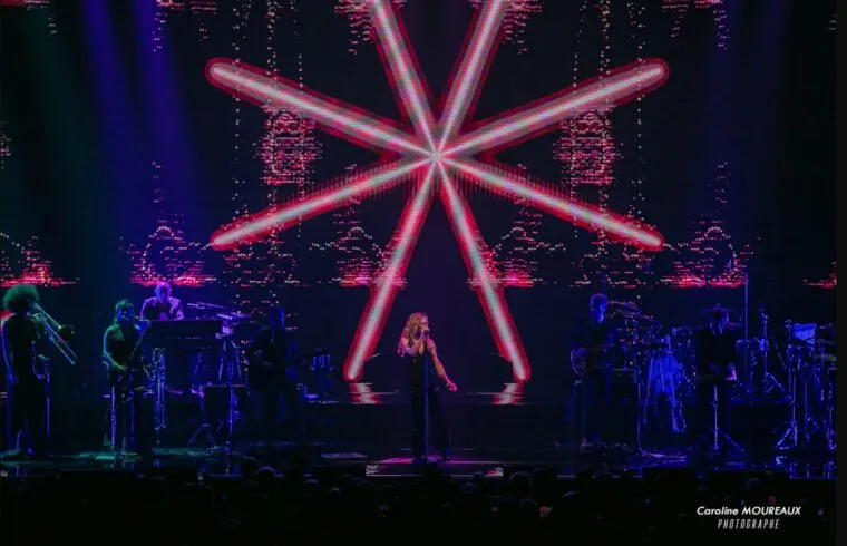 Vanessa Paradis confía en Sennheiser Spectera para su gira de 2026 5 Vanessa Paradis y su banda sobre el escenario durante un concierto de su gira de 2026