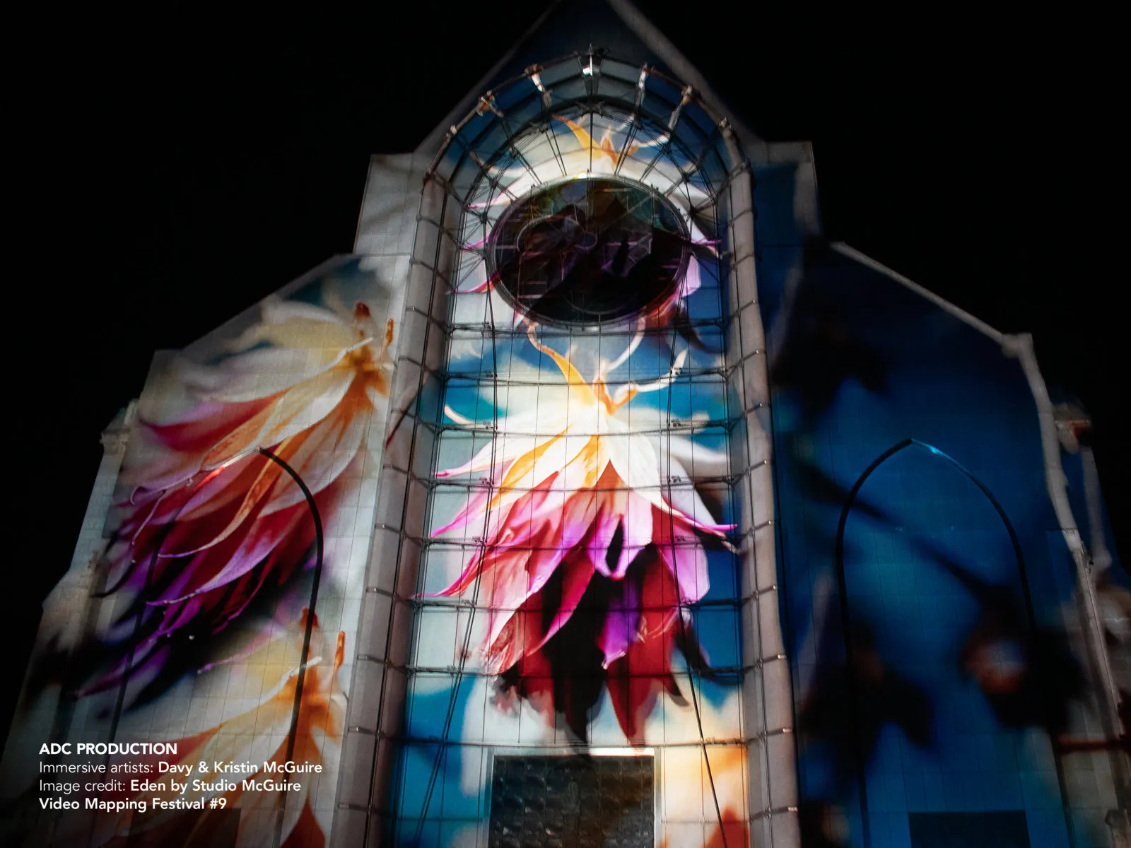 Proyección lateral sobre la fachada de la catedral de Notre-Dame-de-la-Treille durante el Video Mapping Festival de Lille