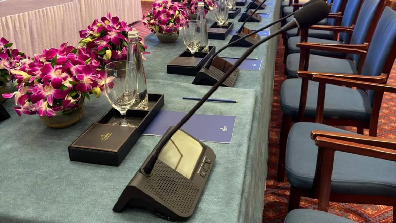 Microsoft India transforma una sala de reuniones con VISSONIC CLEACON V2 3 Pantalla táctil y micrófono de cuello de cisne de una unidad VIS-MAW-T de VISSONIC