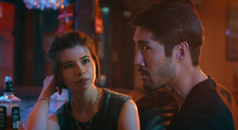 «Where in the Hell»: Pocket Cinema Camera 4K para un wéstern de carretera 2 Dos personajes de Where in the Hell conversan en un bar durante el viaje por carretera de la película