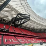 Antena del sistema Wisycom en San Mamés con las gradas del estadio durante los conciertos de Zetak