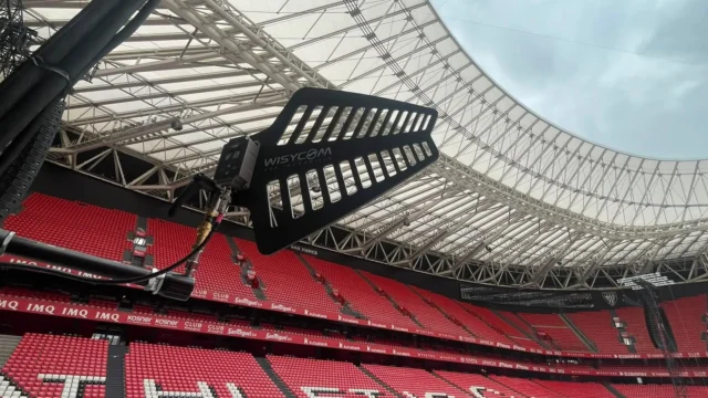 Antena del sistema Wisycom en San Mamés con las gradas del estadio durante los conciertos de Zetak