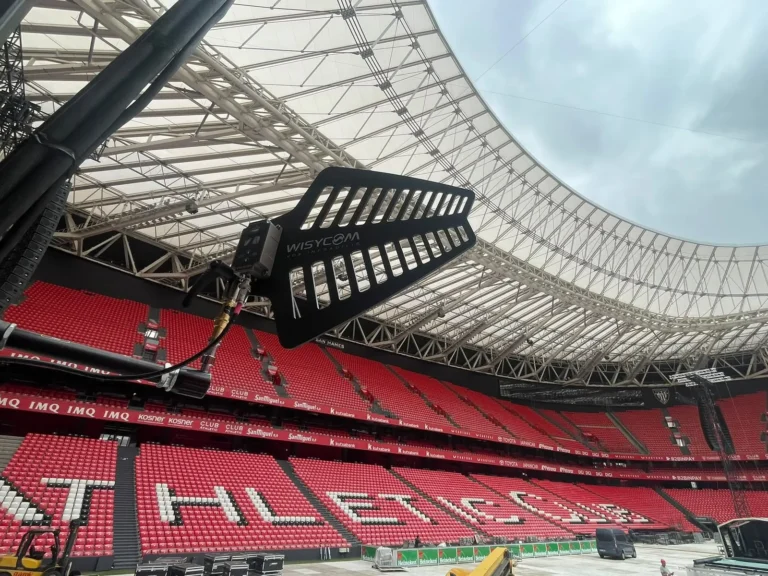 Antena del sistema Wisycom en San Mamés con las gradas del estadio durante los conciertos de Zetak
