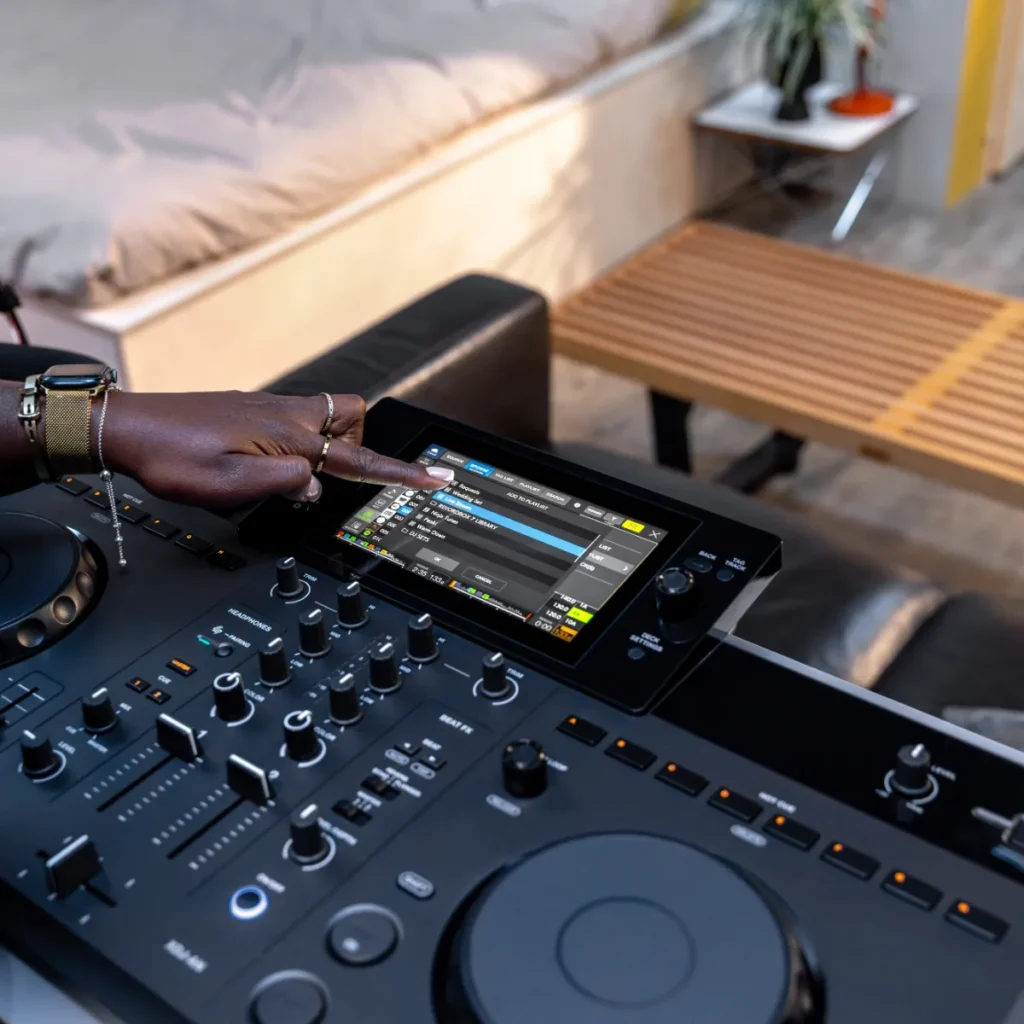 Pantalla del XDJ-AN para crear y editar playlists y gestionar la biblioteca de rekordbox
