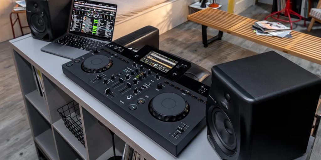 XDJ-AN junto a un portátil con rekordbox para Mac y monitores en un entorno doméstico