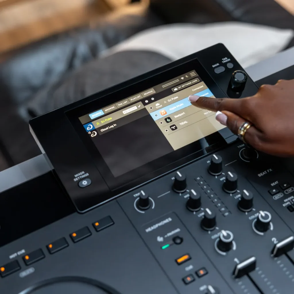 Pantalla táctil del XDJ-AN mostrando el acceso directo a Apple Music, Beatport Streaming y Tidal
