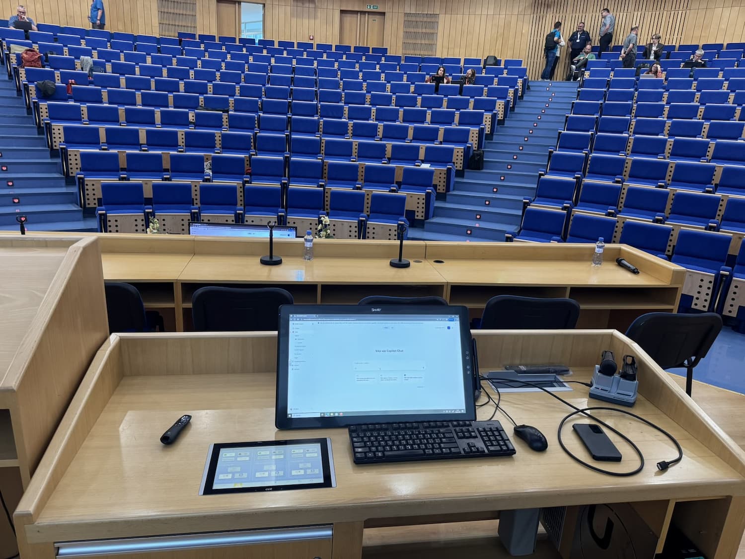 Aula magna de la Universidad de Pardubice con panel táctil CUE integrado en el puesto del profesor