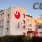 Edificio de la Universidad de Pardubice con los logotipos de la universidad y CUE