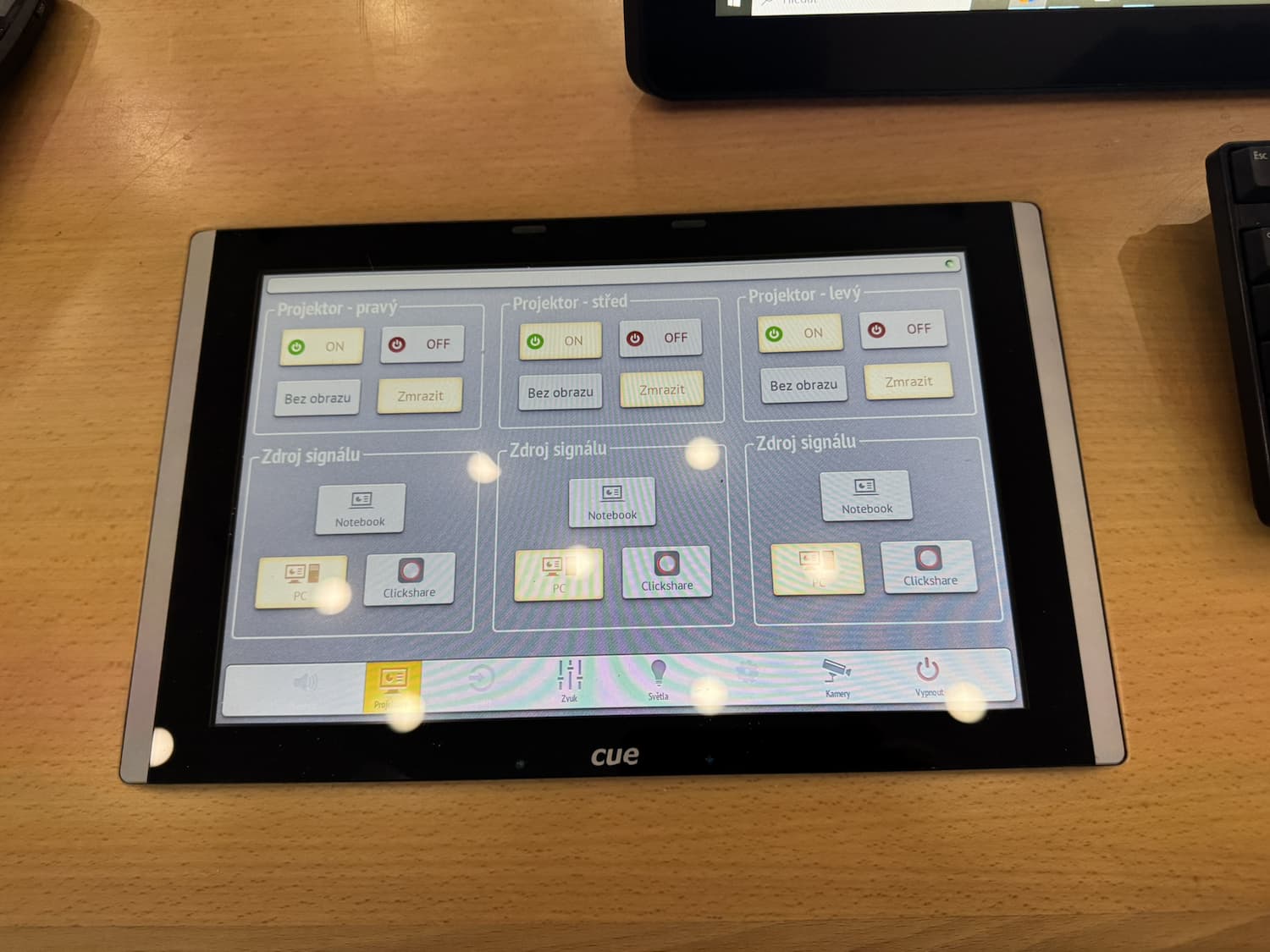 Panel táctil CUE para controlar proyectores y fuentes audiovisuales en la Universidad de Pardubice