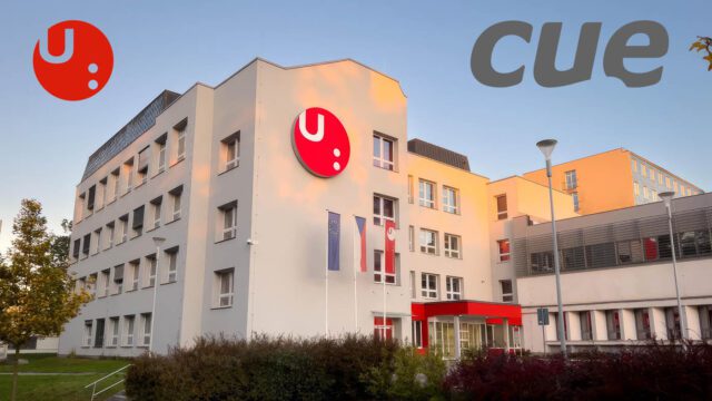 Edificio de la Universidad de Pardubice con los logotipos de la universidad y CUE