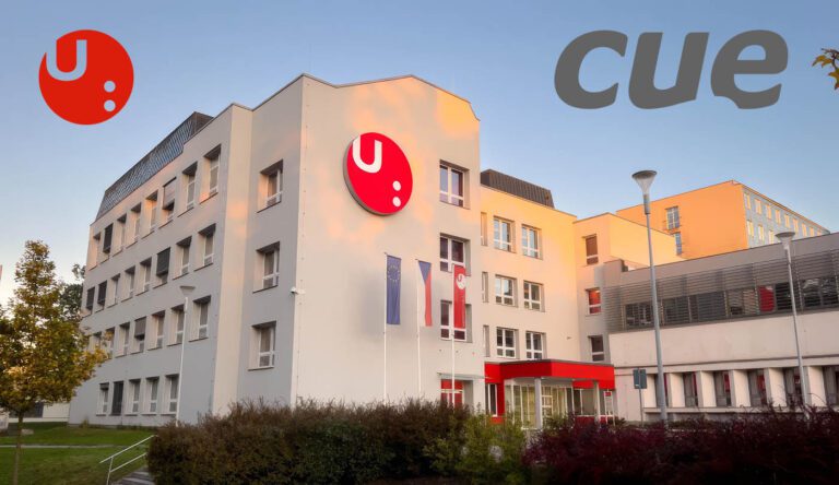 Edificio de la Universidad de Pardubice con los logotipos de la universidad y CUE