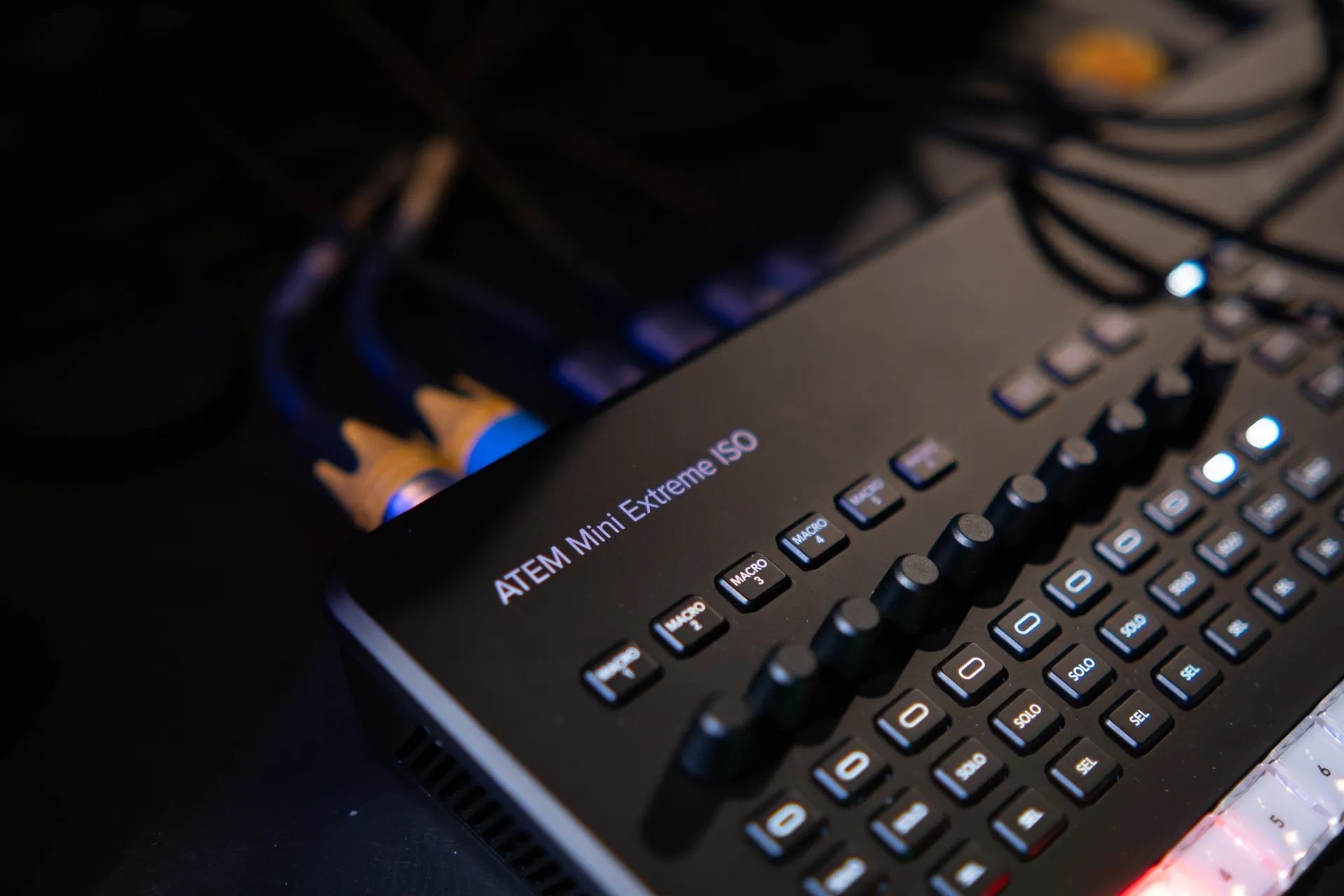 La producción multicámara de La Vida y Tal: así se graba en directo el podcast de Ana Milán 3 Detalle del panel de control del mezclador ATEM Mini Extreme ISO G2 utilizado en la producción del podcast en directo