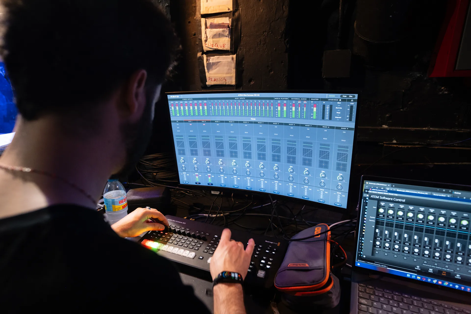 La producción multicámara de La Vida y Tal: así se graba en directo el podcast de Ana Milán 4 Técnico del equipo ajustando las entradas MADI del ATEM Mini Extreme ISO G2 desde el puesto de control del teatro