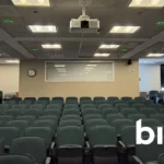Aula de Emory College of Arts and Sciences equipada con Biamp Parlé Voice Lift