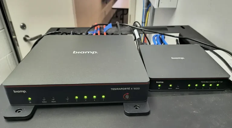 Biamp Parlé Voice Lift refuerza la voz del profesorado en Emory College sin micrófonos de mano 3 Procesador Biamp TesiraFORTÉ X junto a un Tesira Connect en un aula de Emory College