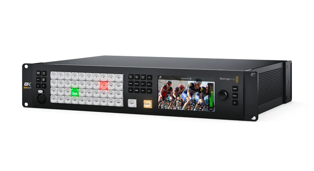 The United Stand lleva su producción en directo a un estudio permanente con ATEM Constellation 8K 2 Mezclador ATEM Constellation 8K de Blackmagic Design en formato rack de dos unidades, con panel frontal de botones y monitor integrado.