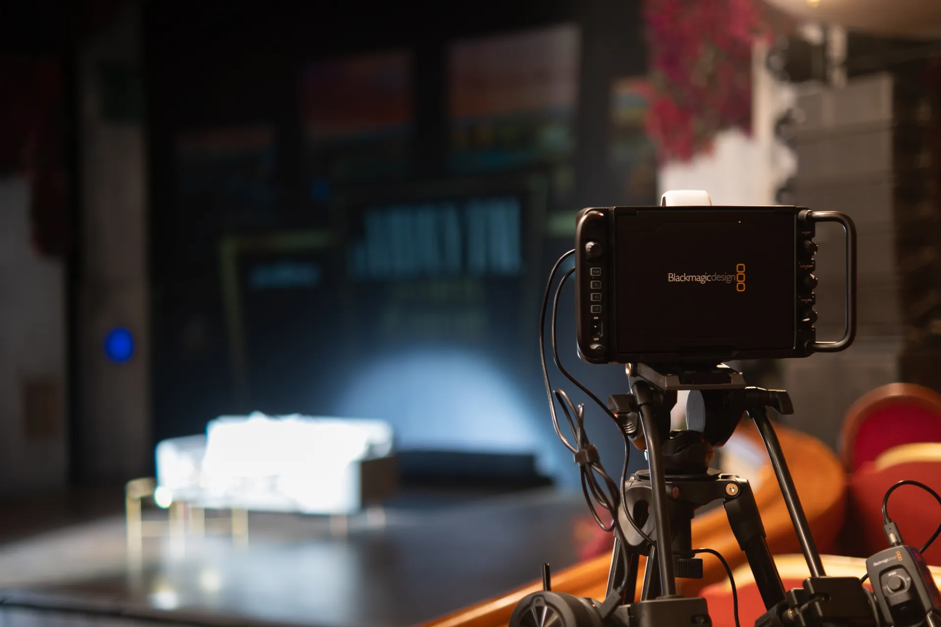 La producción multicámara de La Vida y Tal: así se graba en directo el podcast de Ana Milán 2 Blackmagic Studio Camera 4K Pro G2 sobre trípode en el patio de butacas, encuadrando el escenario de La Vida y Tal