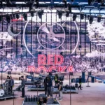 Escenario del anfiteatro Red Rocks con pantalla LED y equipo técnico durante el montaje del concierto de Bob Moses