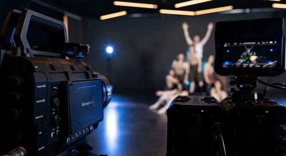 «Unchained»: dos Blackmagic PYXIS 12K y supervisión 3D en tiempo real en un rodaje estereoscópico 3 Cámara Blackmagic del sistema estereoscópico en primer plano, con las bailarinas al fondo durante el rodaje de «Unchained»