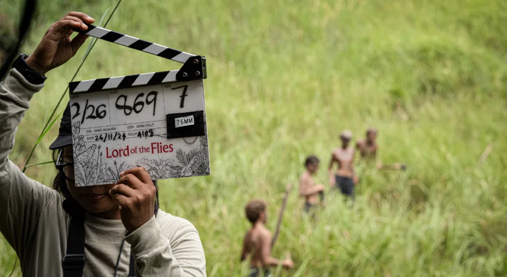 Lisa Marie Russo rueda «Making of Lord of the Flies» con la Pocket 6K Pro de Blackmagic Design 2 Claqueta de la serie «El señor de las moscas» con los nombres del director y del director de fotografía durante el rodaje en Malasia