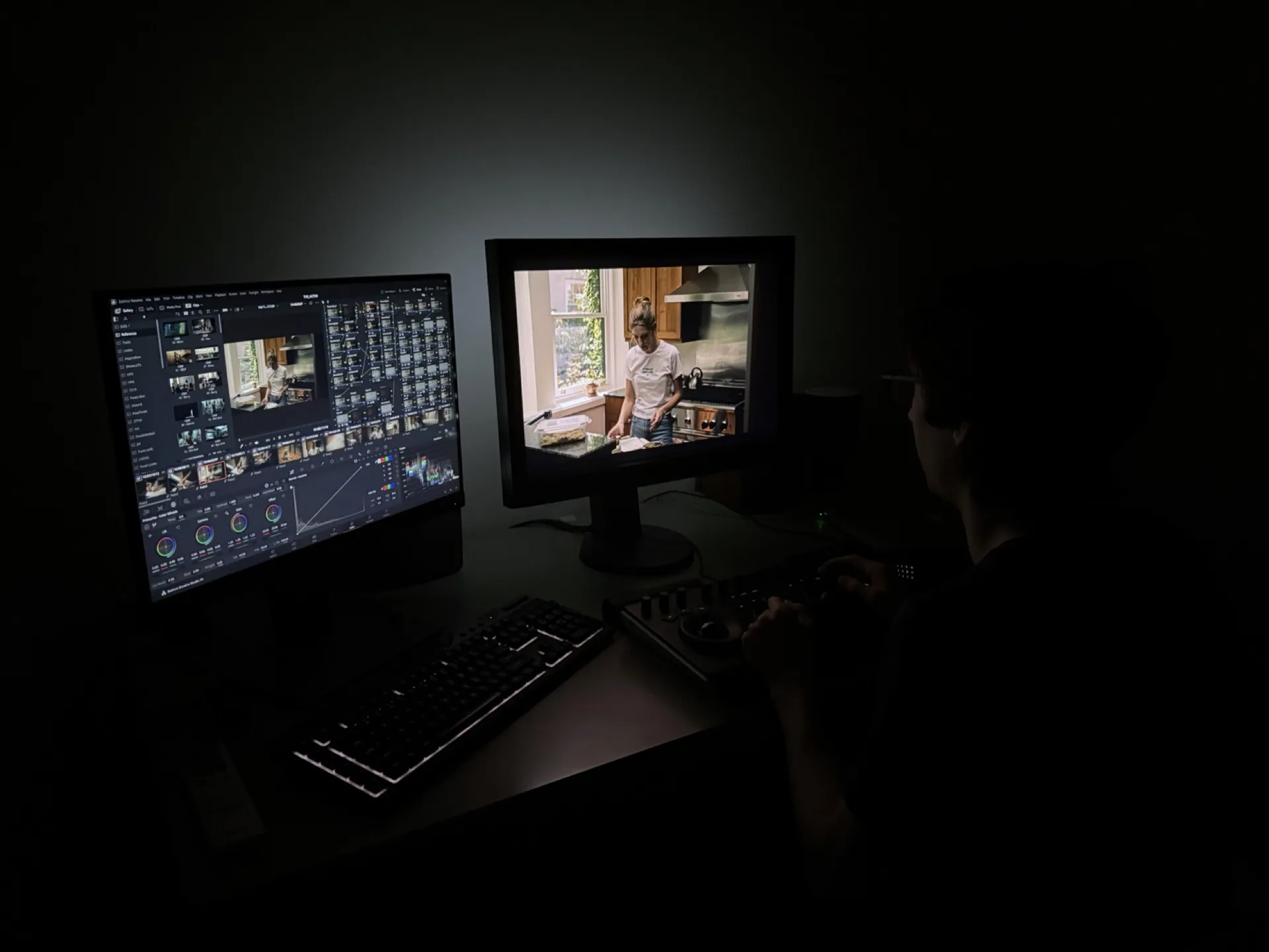 Etalonaje de The Actor con DaVinci Resolve Studio: nodos y DCTL para un Nueva York cinematográfico 2 Colorista trabajando en una sala de etalonaje con DaVinci Resolve Studio, con la línea de tiempo en el monitor de trabajo y un panel de control dedicado.