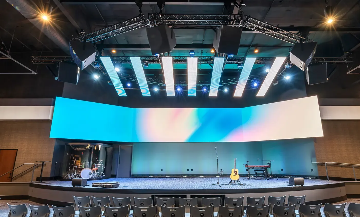 Sonorización de iglesias: River Valley Church transforma un casino con Biamp 3 Altavoces Community LVH-900 instalados en River Valley Church