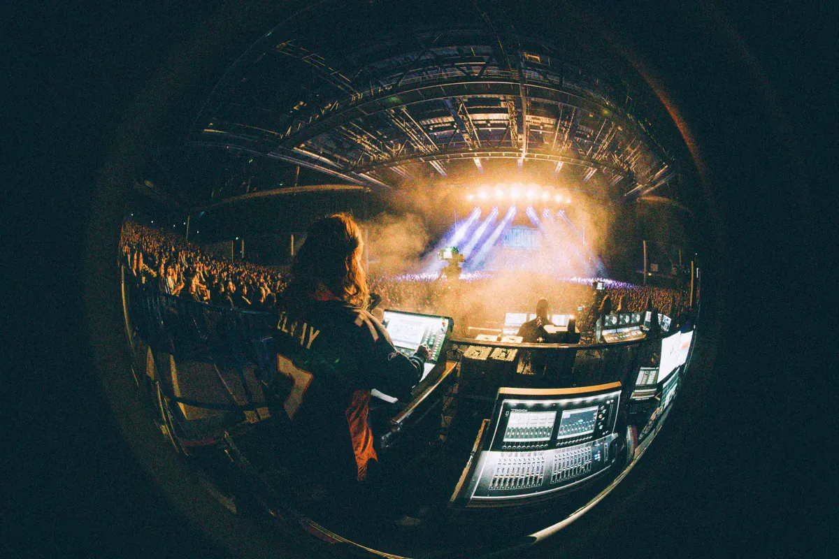 Posición de FOH en una sala de conciertos, con la consola de mezclas y la vista del escenario y del público