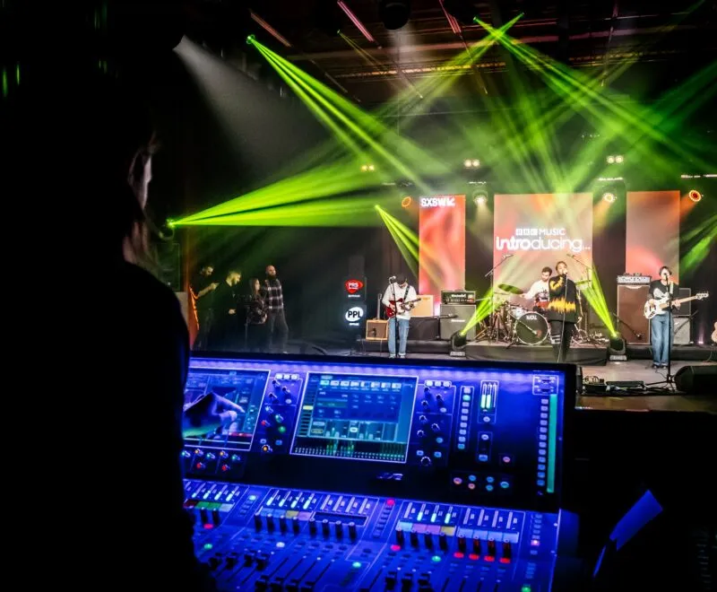 Consola digital Allen & Heath utilizada en una producción profesional de sonido en directo
