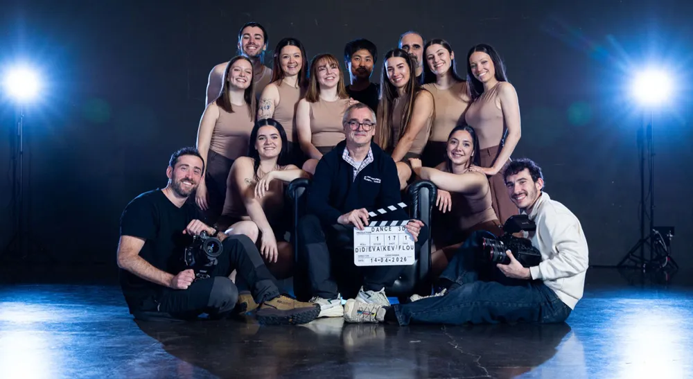 «Unchained»: dos Blackmagic PYXIS 12K y supervisión 3D en tiempo real en un rodaje estereoscópico 4 Equipo de «Unchained» y las bailarinas posando con la claqueta del rodaje