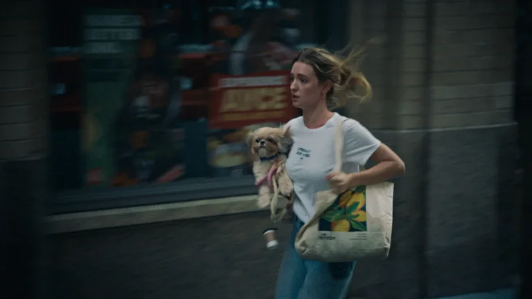 Anne corre por una calle de Nueva York con la perra Macy en la bolsa, en un plano del cortometraje The Actor etalonado con DaVinci Resolve Studio.