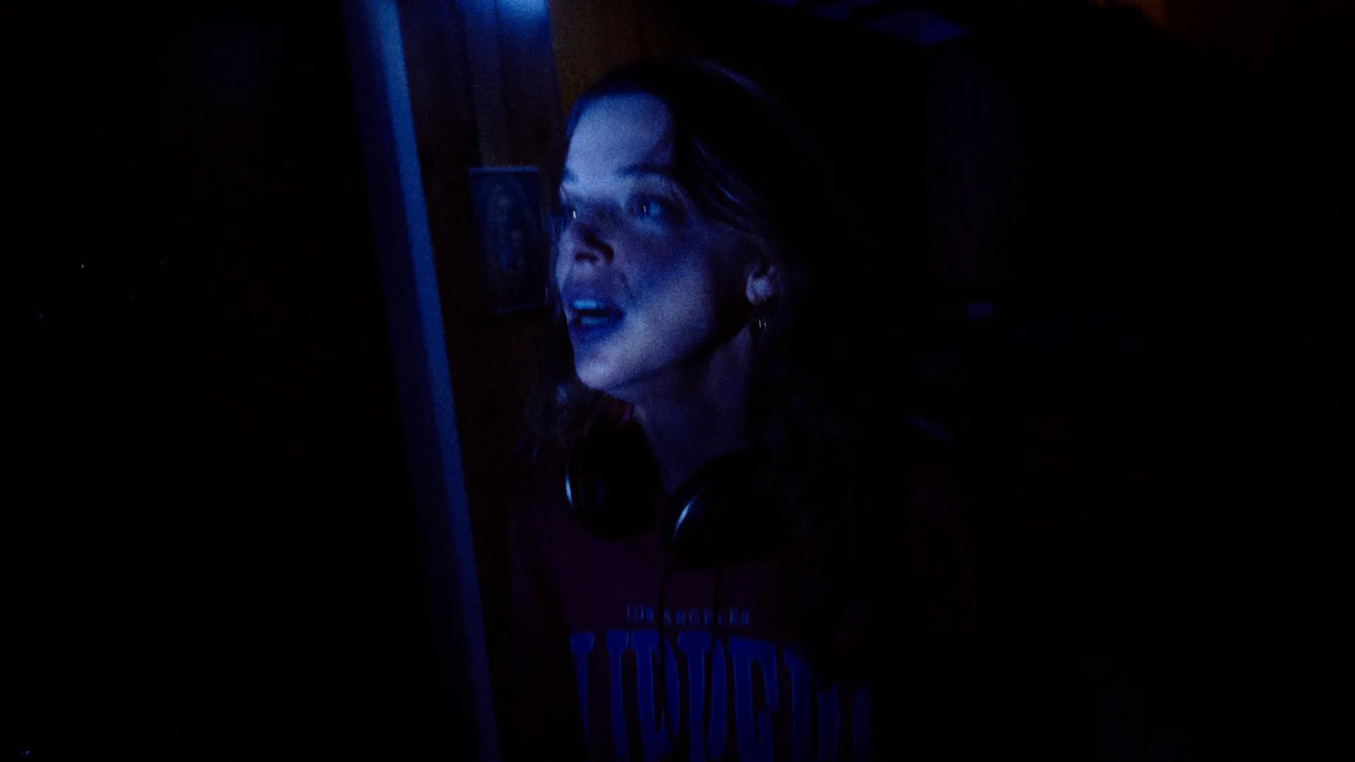 Escena nocturna de «Fire Alive», largometraje de terror rodado con iPhone, con una actriz iluminada por una tenue luz azul