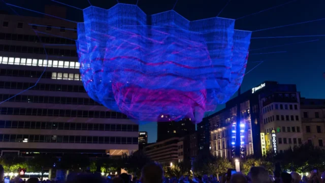 Sculpture lighting of A Sky Full of Hope by Janet Echelman in Frankfurt, lit by 24 Cameo ZENIT W600 G2 wash fixtures