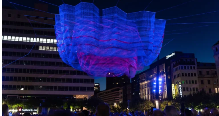 iluminacion de esculturas a sky full of hope frankfurt