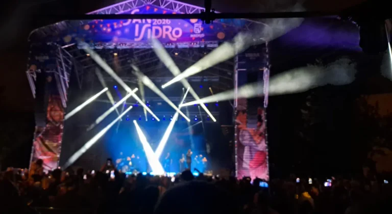 Tipos de focos profesionales en un escenario de exterior Focos profesionales proyectando haces de luz sobre un escenario de exterior con truss y humo