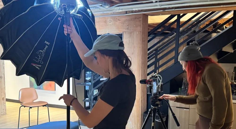 «Legal Queens»: 80 episodios de producción vertical con Blackmagic Camera y equipo mínimo 4 Dos técnicas montan un paraguas difusor y un iPhone sobre trípode para grabar una entrevista de «Legal Queens» en formato vertical