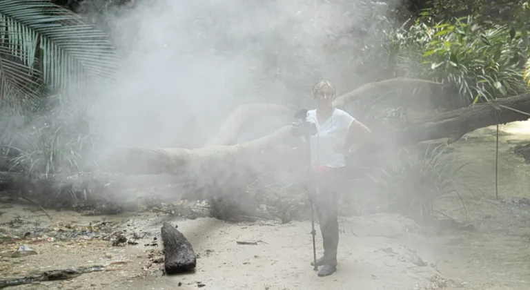 Rodaje en un bosque tropical de Malasia con una cámara compacta sobre monopié entre la bruma