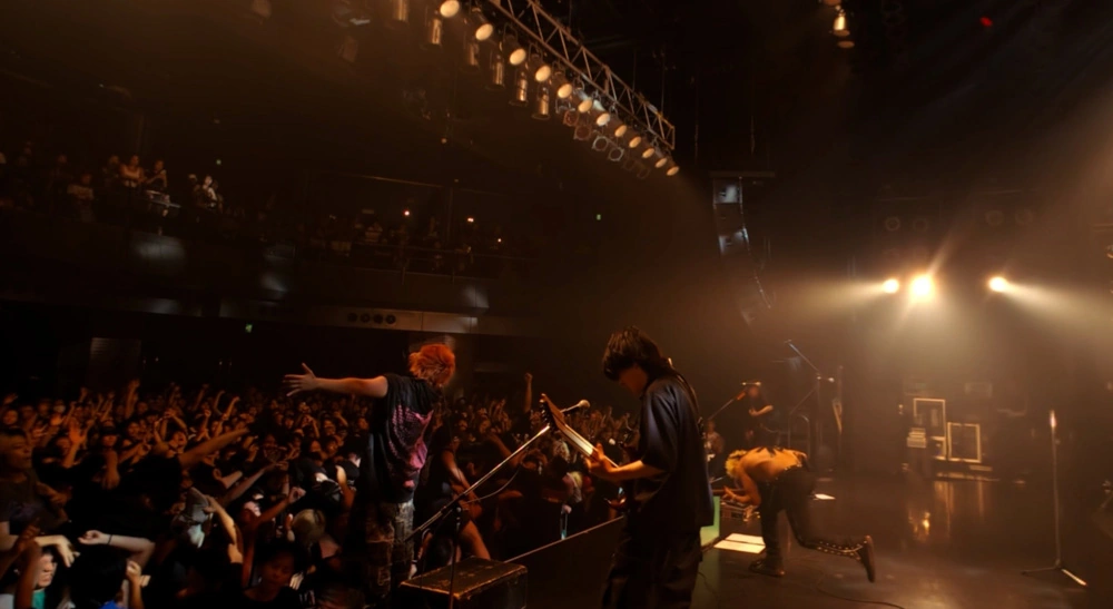 Paledusk en directo en el Spotify O-East de Shibuya, con el balcón y el lateral del escenario donde se situaron las cámaras