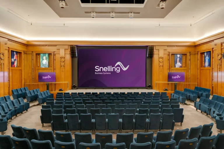 Auditorio Kelvin Lecture Theatre del IET Savoy Place con la pantalla LED DirectLight Pro instalada sobre el escenario, entre paneles de madera y butacas azules