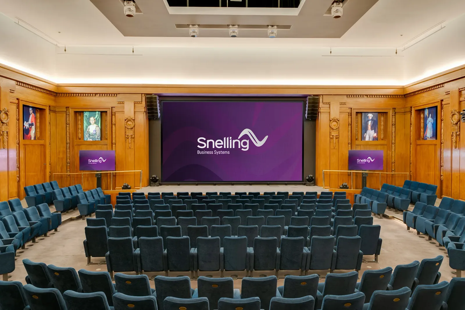 Mejores pantallas LED profesionales: modelos, tecnologías y guía de elección 2 Pantalla LED 4K de Leyard en el Kelvin Lecture Theatre del IET Savoy Place de Londres