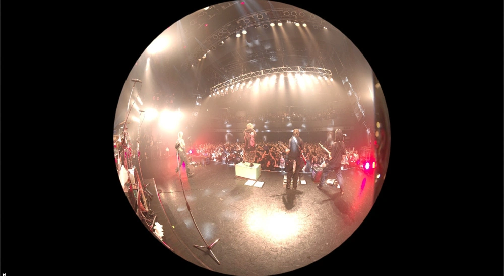 Plano captado por una de las tres URSA Cine Immersive en concierto, con la banda Paledusk y el público en el mismo encuadre