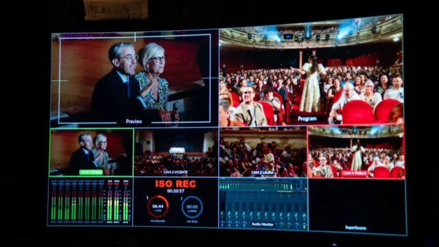 Multiviewer del ATEM Mini Extreme ISO G2 durante una función de La Vida y Tal, con las señales de cámara, el programa en directo y el teatro lleno de público